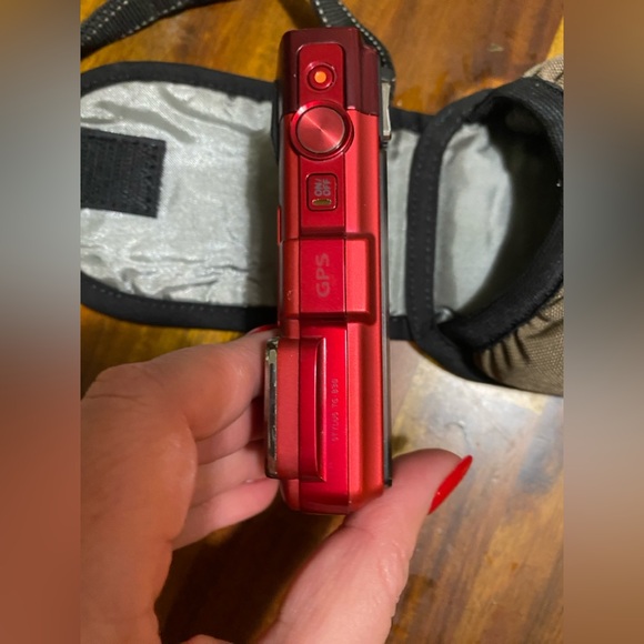 Olympus A neat little camera that can be used to take pictures even underwater. - Picture 2 of 3